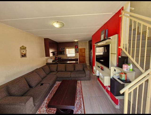 3 BEDROOM TOWNHOUSE FOR SALE IN HEUWELSIG ESTATE